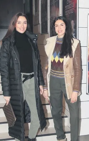 Ahu Yağtu ile Pınar Tezcan 'Sevmekten Öldü Desinler' adlı oyunu izledi