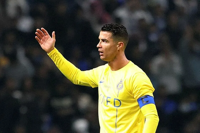Cristiano Ronaldo'dan Suudi Arabistan'ı karıştıracak hareket! Rakip takımın formasını şortuna sokarak fırlattı-6