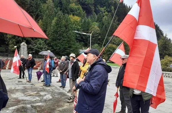 fransa-bolunuyor-savoie-bolgesinde-bagimsizlik-yanlilari-hacli-flamalarla-egemenlik-ilan-etti-1601922984065.jpeg Fransa bölünüyor! Savoie bölgesinde bağımsızlık yanlıları "haçlı flamalarla" egemenlik ilan etti-2