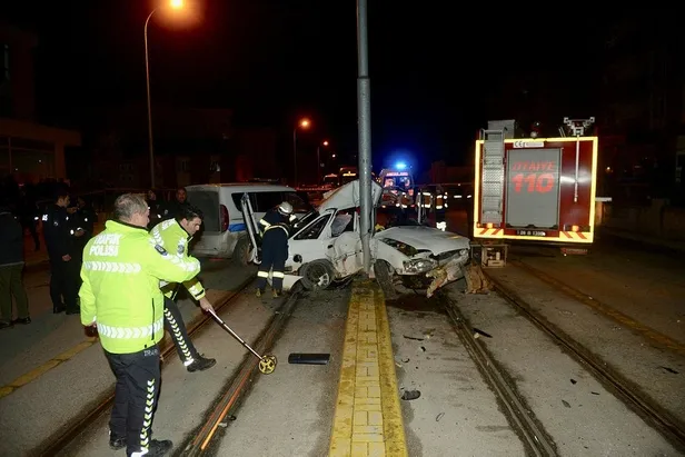 Son dakika: Eskişehir'de trafik kazası: Otomobil ikiye bölündü-1