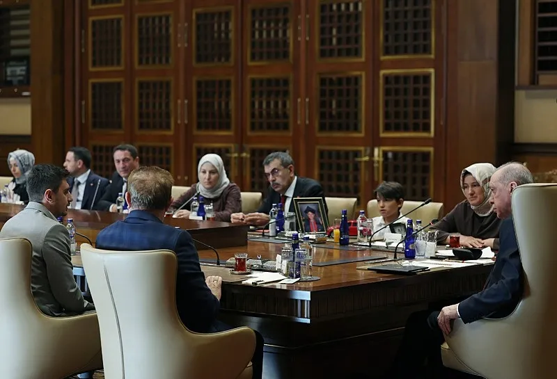baskan-erdogan-aileleri-tek-tek-dinledi-ayla-ogretmenin-esi-cumhurbaskanimiz-da-bizimle-duygulandi-1785943954117.jpeg Başkan Erdoğan aileleri tek tek dinledi! Ayla öğretmenin eşi: Cumhurbaşkanımız da bizimle duygulandı-4