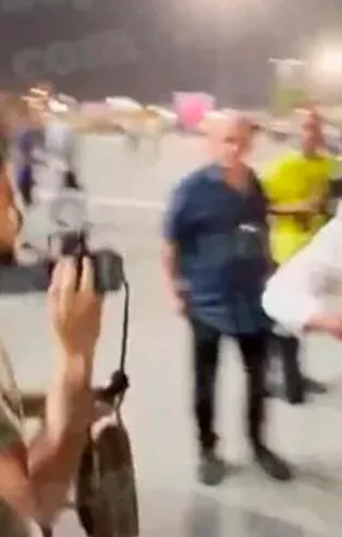 2022 Dünya Kupası'nda efsane futbolcu Samuel Eto'dan skandal hareket! YouTuber'ın yüzünü tekmeledi