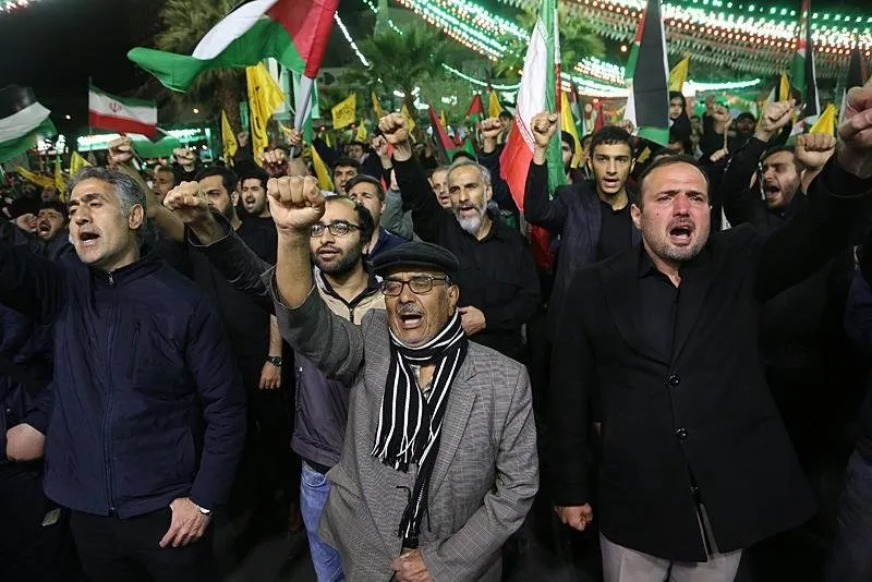 İran'ın başkenti Tahran'daki Filistin Meydanı'nda toplanan İranlılar, İsrail'in Suriye'nin başkenti Şam'daki İran diplomatik misyonuna düzenlenen hava saldırısını protesto etti. İran ve Filistin bayrakları taşıyan göstericiler, İsrail ve ABD aleyhine slogan attı. (1 Nisan 2024)
