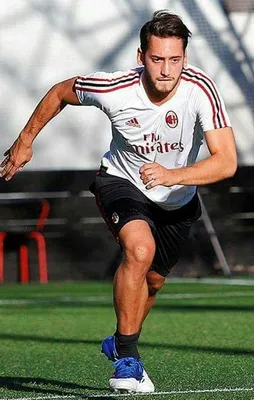 Hakan Çalhanoğlu resmen Milan'da