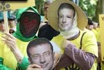 Firari FETÖ’cüler Fransa’da CHP’li Ekrem İmamoğlu maskeleriyle eylem yaptı