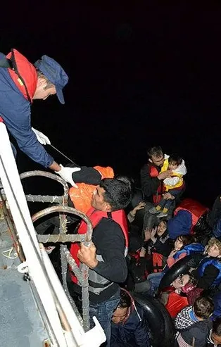 Son dakika: Çanakkale'nin Ayvacık ilçesinde lastik bot içinde 51 kaçak göçmen yakalandı