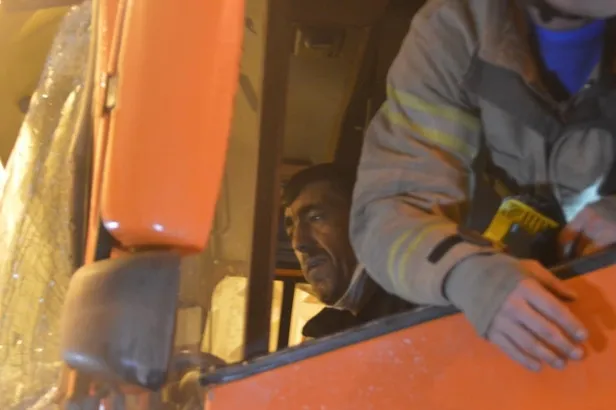 SON DAKİKA: Bayrampaşa’da feci kaza: Sıkışan tır sürücüsü itfaiye ekiplerinin çalışması sonucu çıkarıldı-3