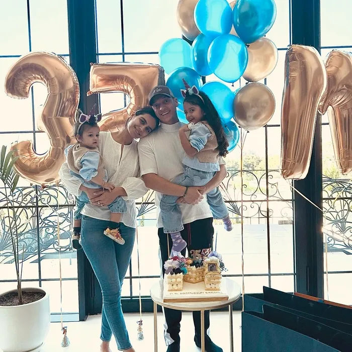 kim-der-2-cocuk-annesi-amine-gulse-spor-salonundan-paylasti-mesut-ozilin-biricik-esinin-hem-yaptigi-hareketle-1703060103241.jpg Kim der 2 çocuk annesi! Amine Gülşe spor salonundan paylaştı! Mesut Özil’in biricik eşinin hem yaptığı hareketle hem fit hali dikkat çekti-9