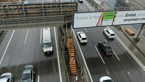1645773421363.jpg D-100'ün orta yerinde şaşkına çeviren görüntü! Bu merdiven nereye iniyor?-5