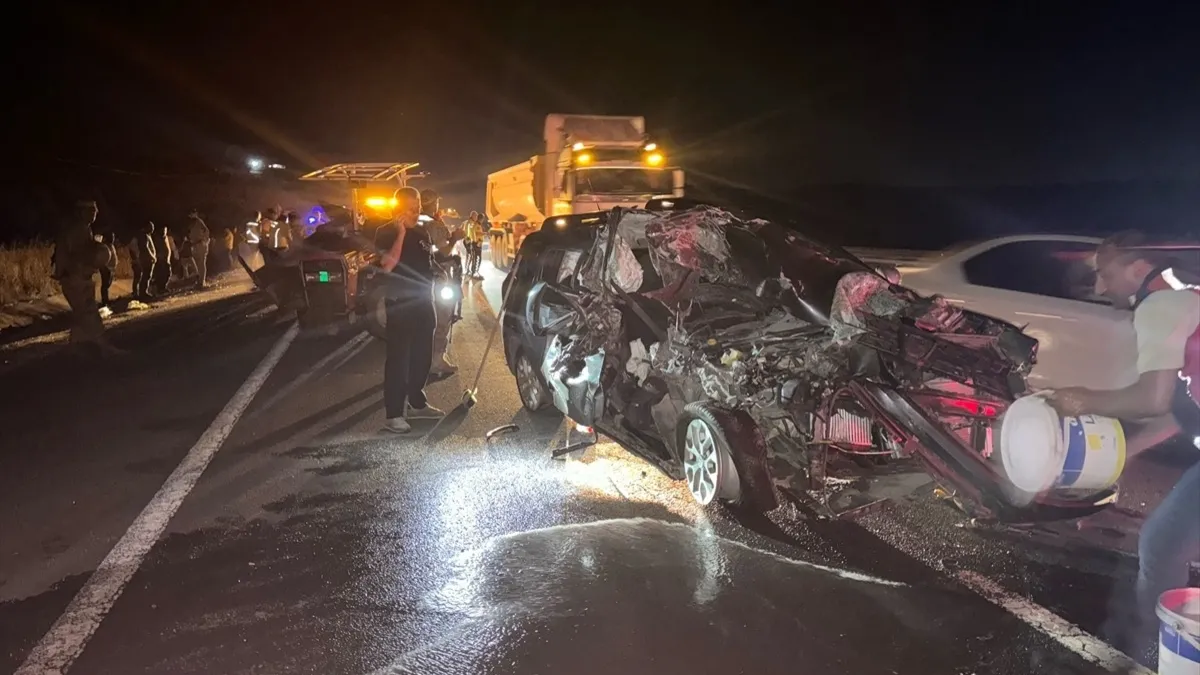Mardin - Diyarbakır yolunda feci kaza: Otomobil traktöre çarptı: 2 ölü, 3 yaralı | Mardin kaza haberleri video görüntüsü izle!