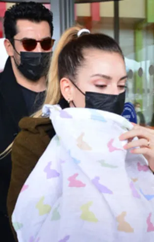 Sinem Kobal ve eşi Kenan İmirzalıoğlu Lalin bebekle hastanede! 2 ay önce doğum yapan Sinem Kobal'ın son hali...