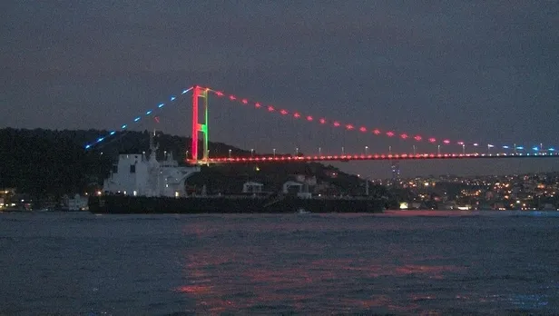 istanbul-bogazi-trafigi-askiya-alindi-ham-petrol-tasiyan-tanker-1622229142160.jpeg
