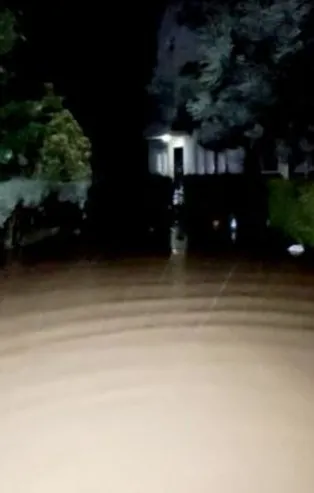 Düzce'nin Akçakoca ilçesinde dereler taştı, evleri su bastı