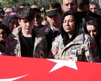 Şehit Astsubay Başçavuş İlker Aykut’u eşi ve oğlu askeri kamuflaj giyerek uğurladı