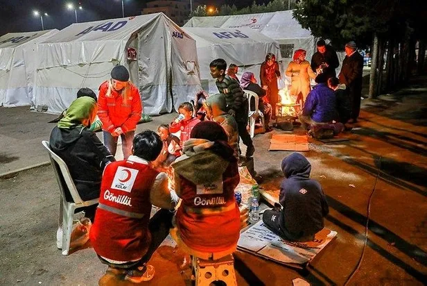 Asrın felaketinde Kızılay depremzedelerin yardımına koştu!-6