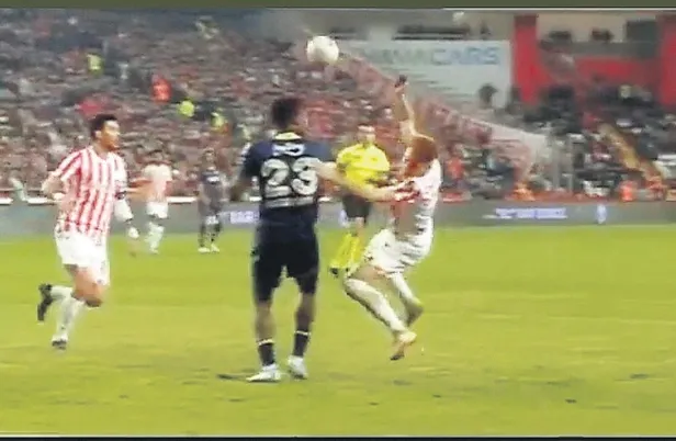 antalyasporun-son-saniyede-attigi-gole-bayrak-kalkti-ortalik-bir-kez-daha-karisti-1672788049399.jpeg Antalyaspor’un son saniyede attığı gole bayrak kalktı, ortalık bir kez daha karıştı-4