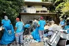 Alanya’da evden 4 kamyon çöp çıkarıldı