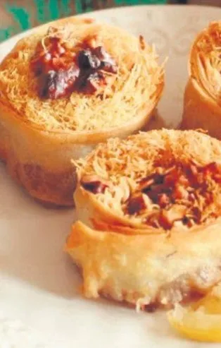 Yufkaya sarılı tel kadayıf tatlısı