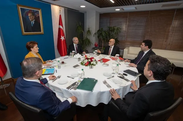 Kozmik masa! 6'lı ittifak toplantısı öncesi DP Genel Merkezi'nde dikkat çeken olay