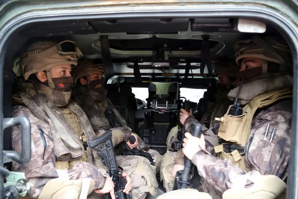 kadin-pohler-nene-hatunun-izinde-gumushane-daglarinda-zorlu-operasyonlar-1646634006414.jpg Kadın PÖH’ler ‘Nene Hatun’un izinde! Gümüşhane dağlarında zorlu operasyonlar-2