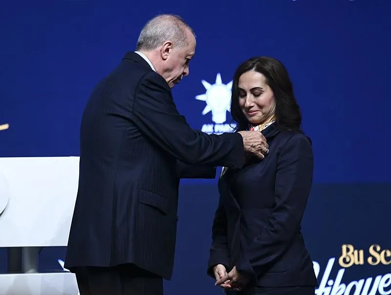 Başkan Erdoğan, CHP'den istifa ederek AK Parti'ye katılan Beykoz Belediye Başkan Vekili Özlem Vural Gürzel'e parti rozetini taktı. (AA)