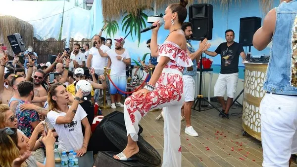 Demet Akalın'ın 3 bin 800 liralık terliği-2