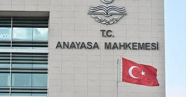 AYM üyesi emekliye ayrıldı