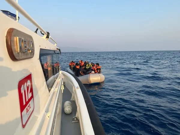 izmir-aciklarinda-yunanistanin-geri-ittigi-125-duzensiz-gocmen-kurtarildi-1692502210701.jpeg