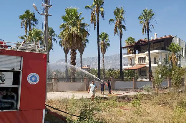 Son dakika: Villa bahçesindeki yangında alevler arasında kalan köpeği vatandaşlar kurtardı