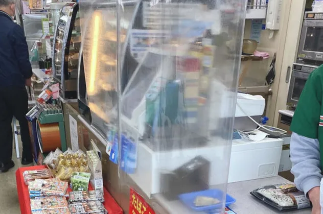 Markette iğrenç olay! "Koronavirüsten korumak için mi?" dedi kasiyere tükürdü...