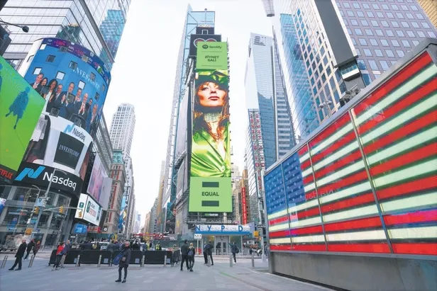 Ziynet Sali, son şarkısı ile New York Times Meydanı'ndaki dev dijital ekranda yerini aldı-1