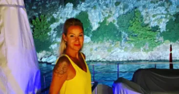 Pınar Altuğun tekne paylaşımına kayınvalidesinden yorum! Bacak kasıyla dikkat çeken sarı tulumlu Pınar Altuğ...