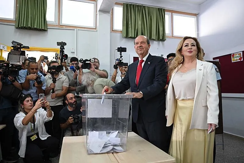 Kuzey Kıbrıs Türk Cumhuriyeti (KKTC) Cumhurbaşkanı Ersin Tatar eşi Sibel Tatar ile birlikte Cumhurbaşkanı seçimi için Şehit Tuncer İlkokulu'nda oy kullandı. (AA)