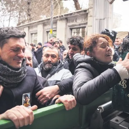 Katiller gözümüzün içine bakıp sırıttı