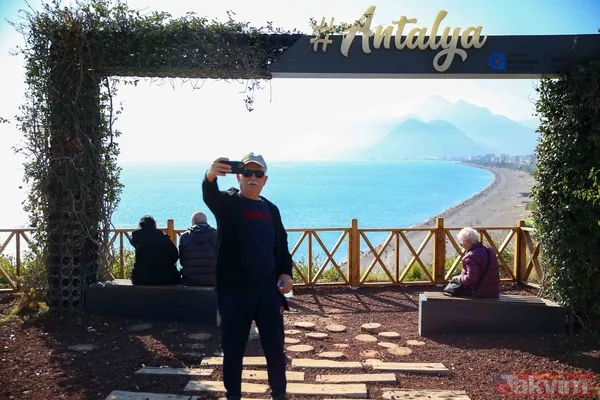 Türkiye'nin Turizm Merkezi Antalya'da Yeni Yılın İlk Gününde Yazdan Kalma Bir Gün Yaşandı.