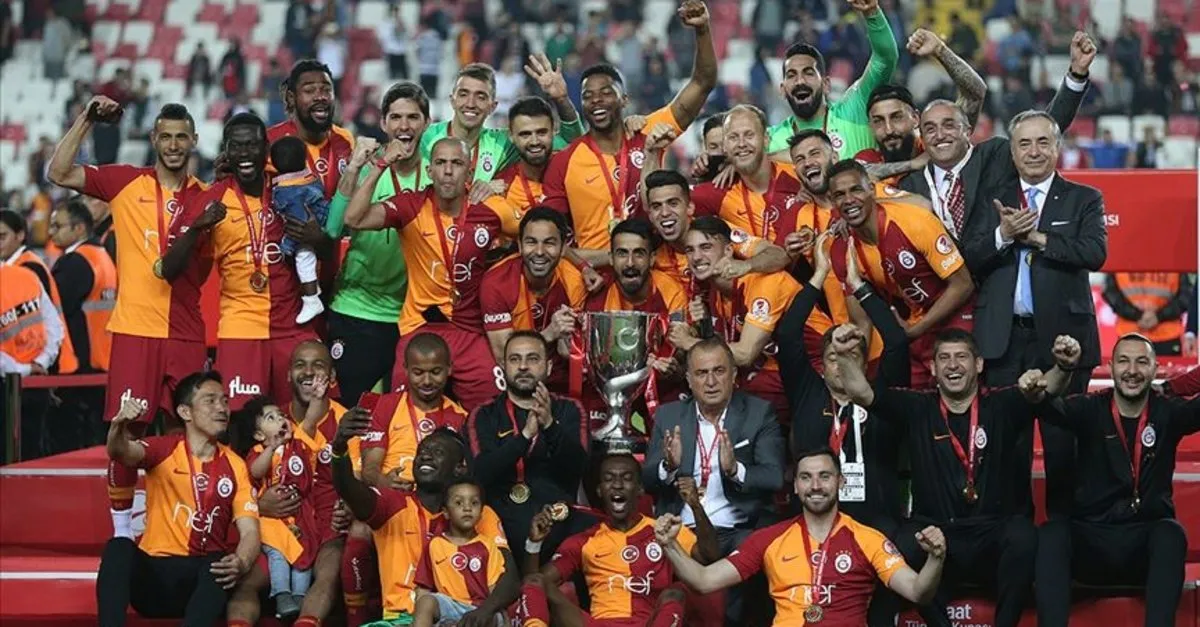 Galatasaray 21 Sampiyonluk Kupasi Ni Kaldirdi Foto Galerisi