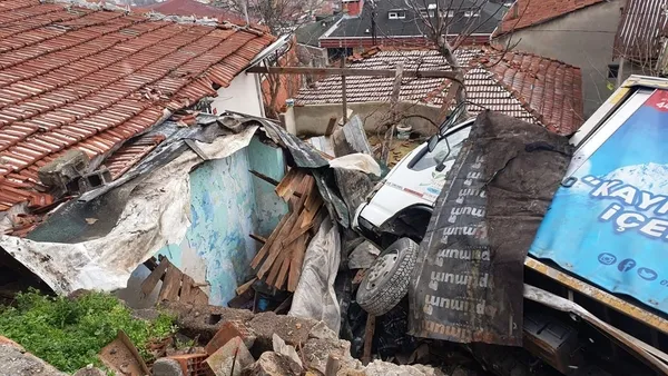 1642067516816.jpg Eyüpsultan'da kontrolden çıkan kamyonet gecekondunun çatısına uçtu-4