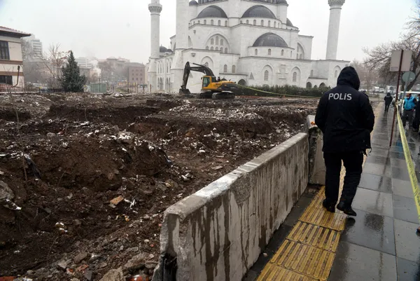 temel-icin-kazi-basladi-cikan-iskelet-parcalari-alarma-gecirdi-1613384887323.jpg Temel için kazı başladı! Çıkan iskelet parçaları alarma geçirdi-5