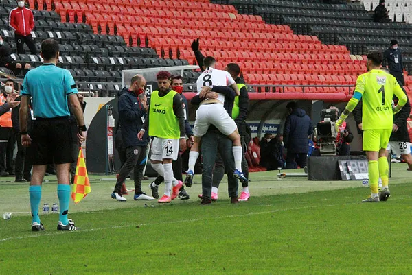canli-gaziantep-fk-genclerbirligi-maci-canli-anlatim-izle-1614698830436.jpg Gaziantep FK 2 - 1 Gençlerbirliği | Maç Özeti-3