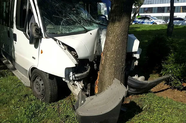 İstanbul'da servis aracı ağaca çarptı