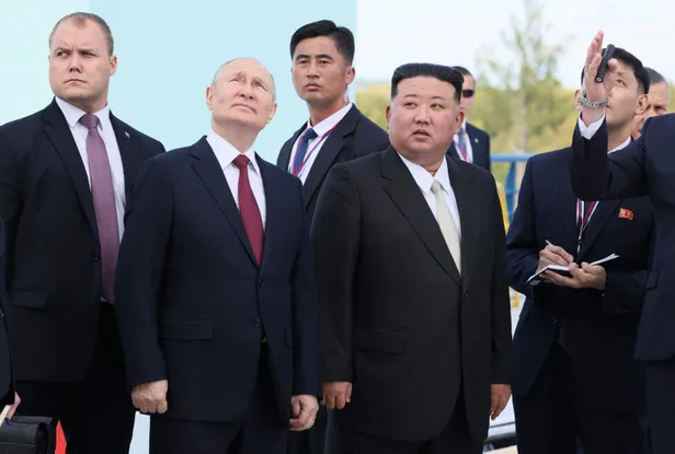 putin-ile-kim-jong-un-uzay-ussunde-el-sikisti-casus-uydu-iddiasi-dunyayi-karistirdi-1694587360918.jpg Putin ile Kim Jong-Un uzay üssünde el sıkıştı! Casus uydu iddiası dünyayı karıştırdı-2