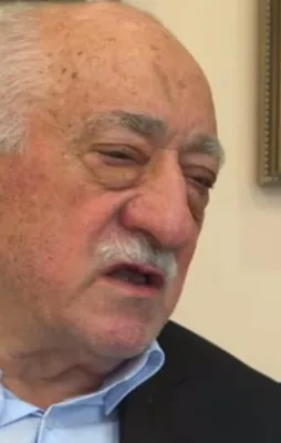 Elebaşına dua etmeyene işkence!