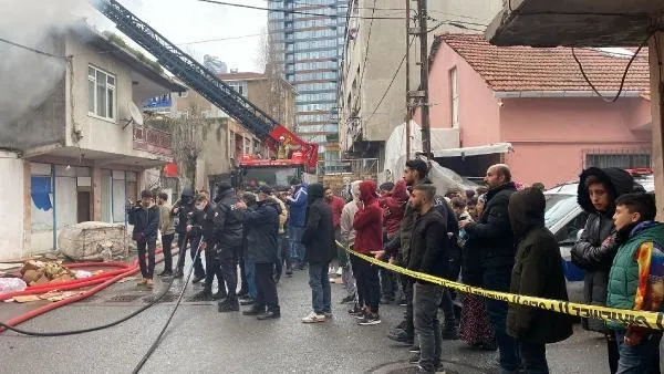 Kadıköy'de korkutan yangın: Hurdalıkta başladı binalara sıçradı-2