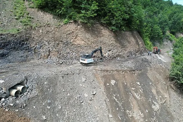 kastamonuda-trafige-kapatilan-yol-acildi-heyelan-nedeniyle-300-metre-kaymisti-1687515085324.jpeg Kastamonu'da trafiğe kapatılan yol açıldı! Heyelan nedeniyle 300 metre kaymıştı-4