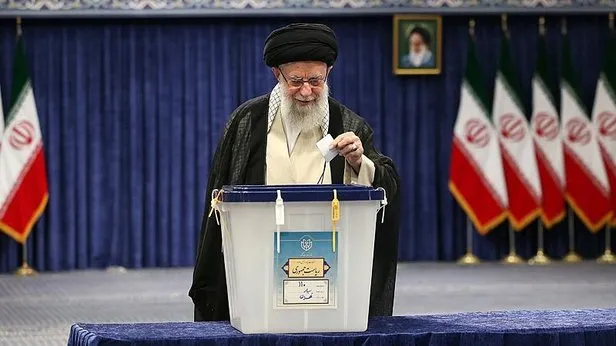 İranın yeni cumhurbaşkanını seçmek için sandık başında! Oy verme süresi uzatıldı: Anketlerde kim önde?