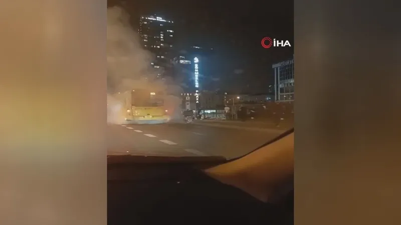 Son dakika: Yine bir İETT klasiği! Maltepe'de bir İETT otobüsünden dumanlar yükseldi! Yolcular tahliye edildi-4