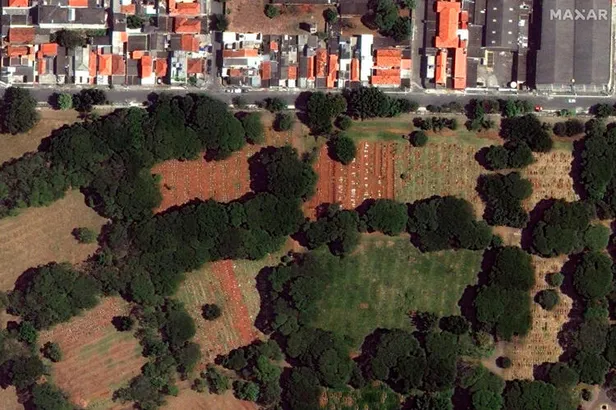 Belçika'da koronavirüsten ölen yaşlı bir kadının elleri tüyler ürpertti!-2