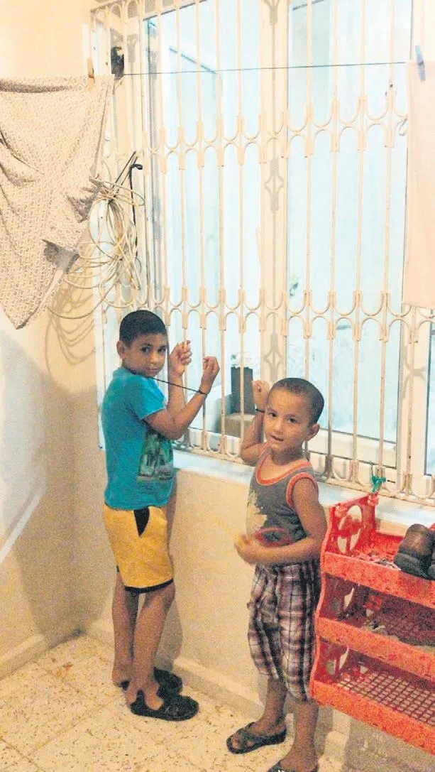 Vicdansız alacaklı borçlunun çocuklarının ellerine plastik kelepçe taktı