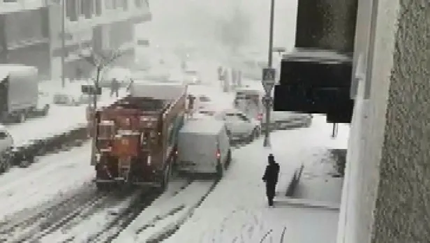 İstanbul'da kar küreme aracı duramayınca 4 araca çarptı!-2