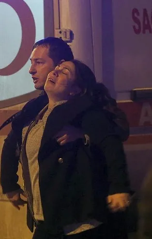 Evinde yangın çıkan yaşlı çifti komşuları kurtardı